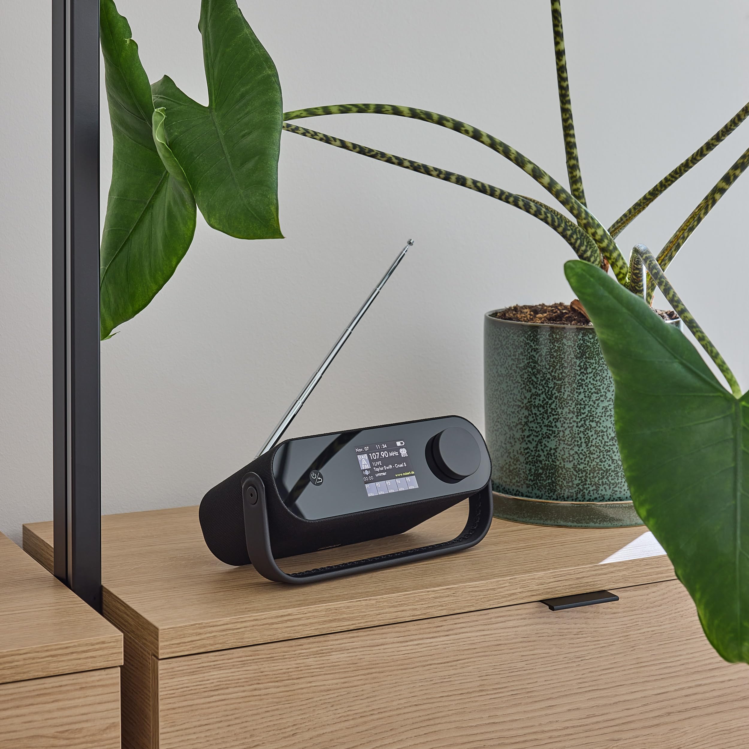 nubert-nugo-one-bluetooth-lautsprecher-schwarz-24-h-akku-dab-ukw-radio-2-9-ips-d image 6